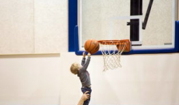 小孩打篮球图片,篮球场上展风采