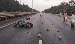网红撞车身亡,生命瞬间消逝，网络世界哀悼