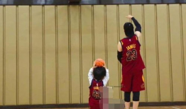 小孩打篮球图片,篮球场上展风采